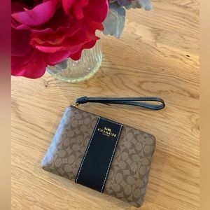 Coach 6” Corner Zip Wristlet - New w/o Tag